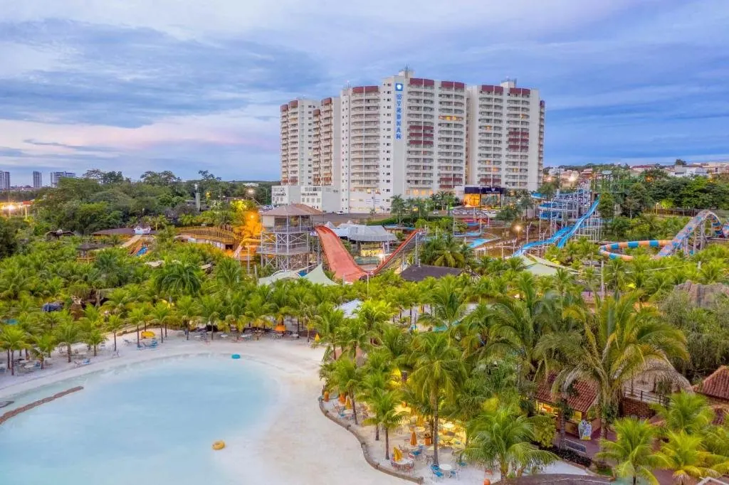 Vista do hotel com piscina de ondas