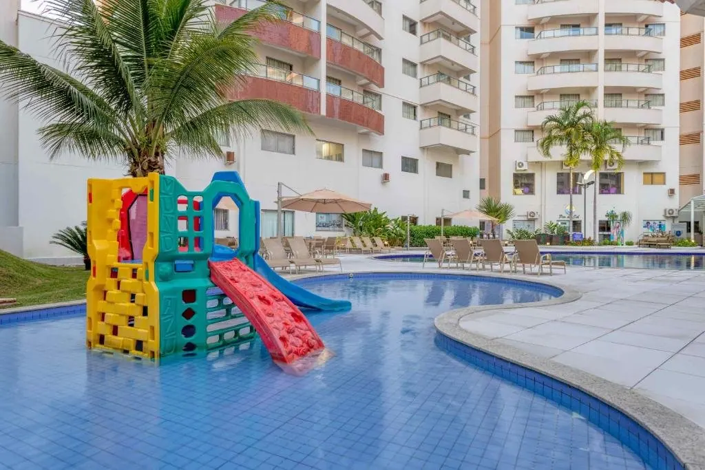 Playground à beira da piscina