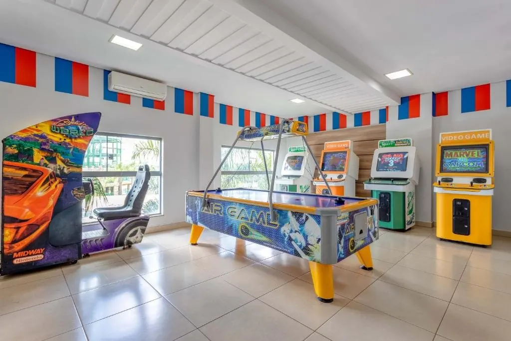 Sala de jogos com fliperamas e air hockey