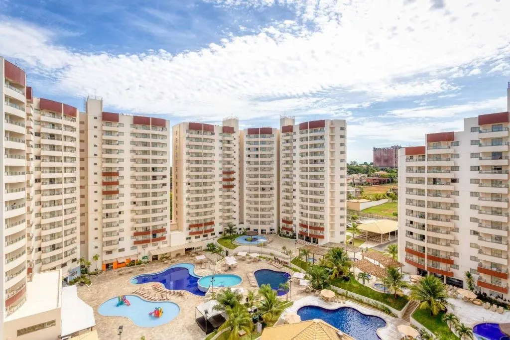 Torres do hotel com área de piscinas