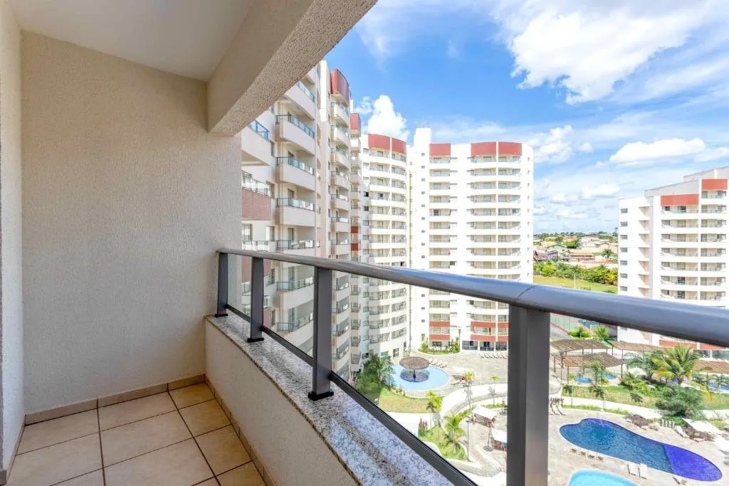 Varanda com vista para as piscinas e torres