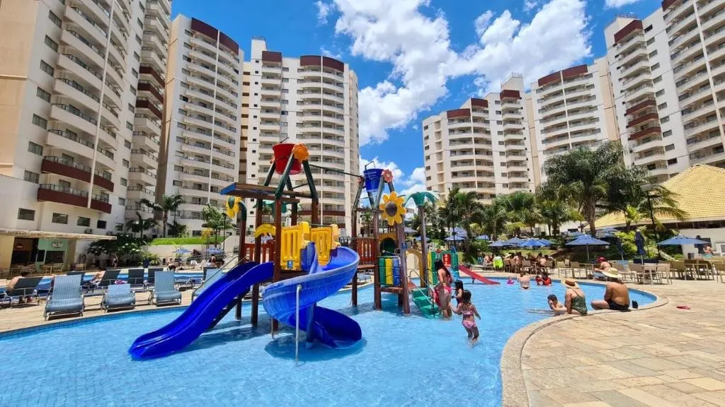 Piscina infantil com escorregadores