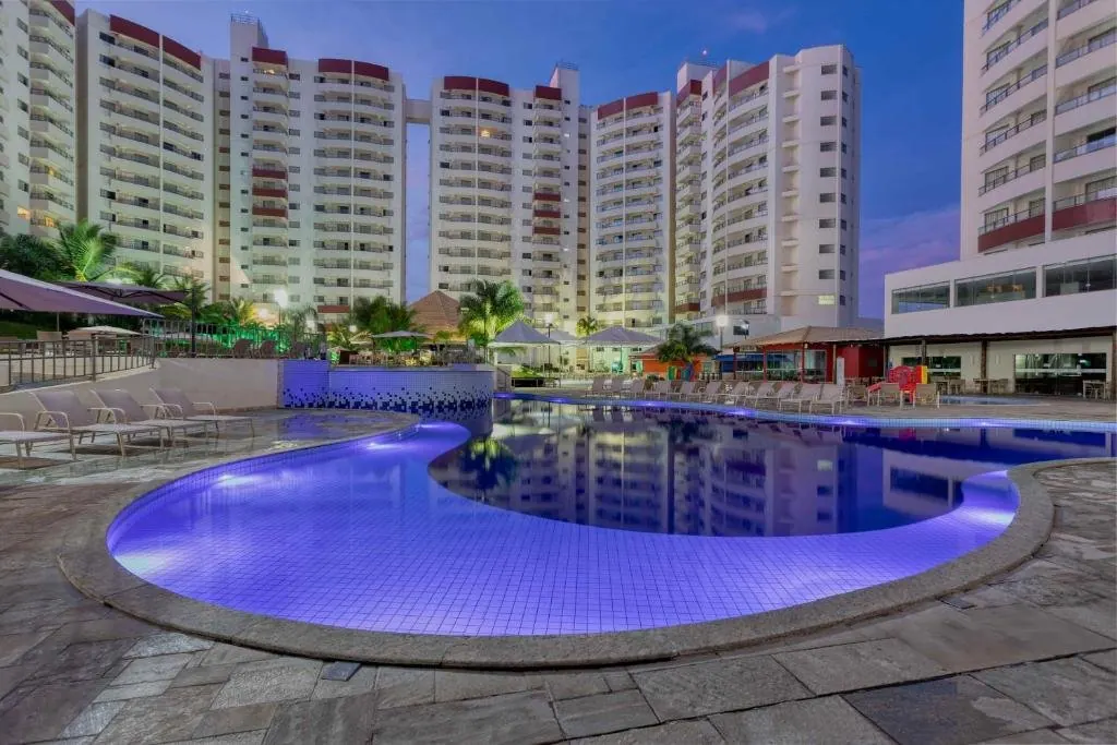 Piscina iluminada ao anoitecer