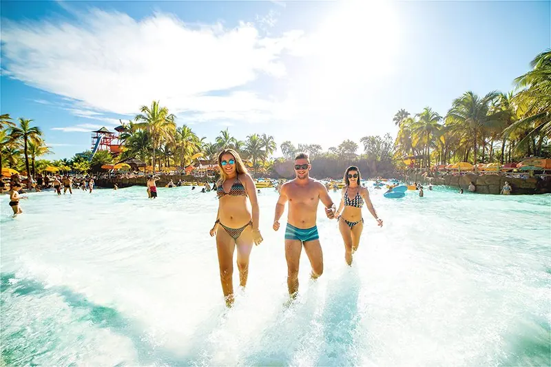 Visitantes na piscina de ondas do parque