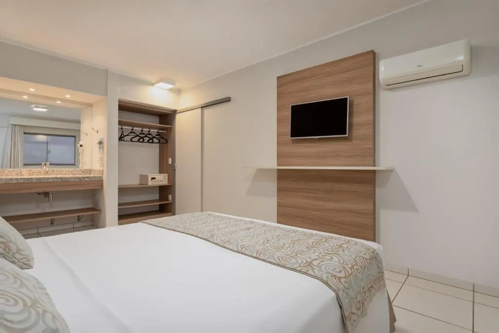 Quarto com TV e ar-condicionado